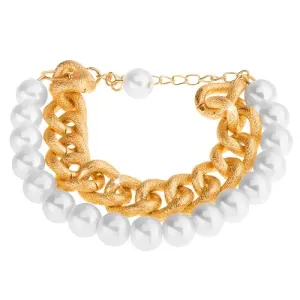 Bransoletka z koralików perłowo białego koloru i masywnego łańcuszka w złotym odcieniu