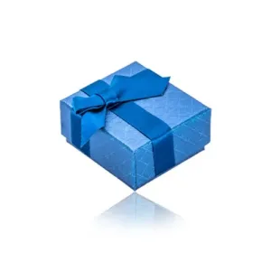Perłowe niebieskie pudełko na biżuterię - delikatna kwadratowa faktura, satynowa wstążka z kokardą w ciemnoniebieskim kolorze