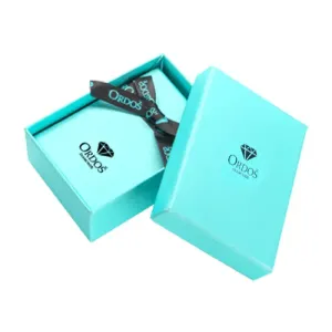 Pudełko prezentowe na biżuterię diamentową - turkusowe z logo i czarną kokardką, prostokątne