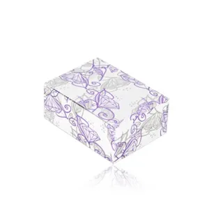 Pudełko prezentowe na biżuterię - tło w kolorze kości słoniowej z fioletowym motywem diamentowych kwiatów