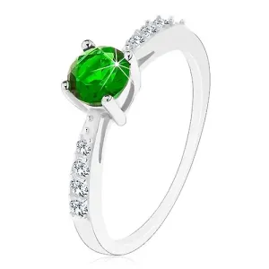 Srebrny 925 pierścionek, lśniące ramiona wyłożone przezroczystymi cyrkoniami, zielona cyrkonia - Rozmiar : 54