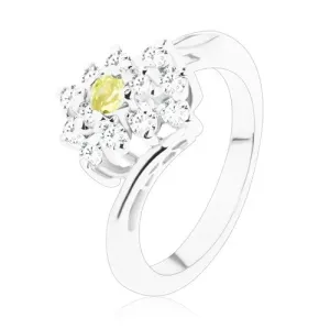 Błyszczący pierścionek w srebrnym odcieniu, okrągła zielono-żółta cyrkonia, przezroczysty prostokąt - Rozmiar : 49