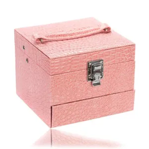 Walizka na biżuterię w różowym kolorze, metalowe detale w srebrnym odcieniu, dwie oddzielnie używane części