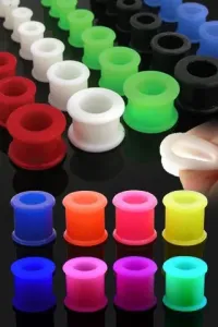 Kolorowy silikonowy tunel do ucha o podwyższonych krawędziach - Szerokość: 10 mm, Kolor kolczyka: Biały