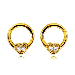 Diamentowe kolczyki w żółtym 9K złocie - wąski krążek z małym serduszkiem, okrągłe diamenty