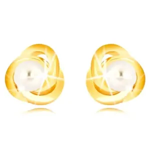 Kolczyki z żółtego 9K złota - trzy splecione ze sobą pierścienie, biała słodkowodna perła, 3 mm