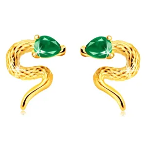 Złote 375 kolczyki - skręcony wąż z cyrkoniową główką zielonego koloru, sztyfty