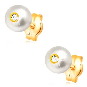 Złote kolczyki 14K - okrągła biała perła z osadzoną bezbarwną cyrkonią, 5 mm