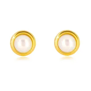 Złote kolczyki 375 - słodkowodna perła białego koloru w okrągłej oprawie, sztyfty