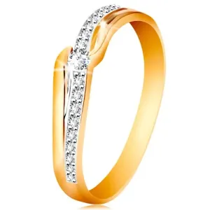 Błyszczący złoty pierścionek 585 - bezbarwna cyrkonia między końcami ramion, cyrkoniowa fala - Rozmiar : 52