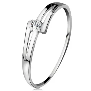 Brylantowy pierścionek z białego 14K złota - rozdzielone lśniące ramiona, bezbarwny diament - Rozmiar : 49