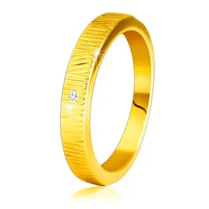 Pierścionek z brylantem z żółtego 14K złota - drobne ozdobne nacięcia, bezbarwny diament, 1,5 mm - Rozmiar : 58