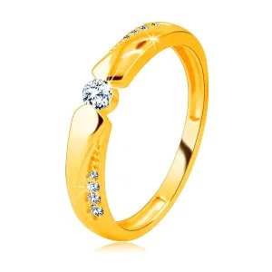 Złoty 14K pierścionek - okrągła cyrkonia, karbowane ramiona ozdobione cyrkoniami - Rozmiar : 52