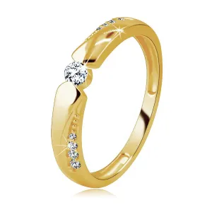 Złoty 9K pierścionek - okrągła cyrkonia w zaokrąglonym wycięciu, ramiona ozdobione cyrkoniową linią - Rozmiar : 51