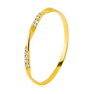 Złoty pierścionek 585 - gładka falista linia ozdobiona błyszczącymi cyrkoniami w przezroczystym odcieniu - Rozmiar : 54